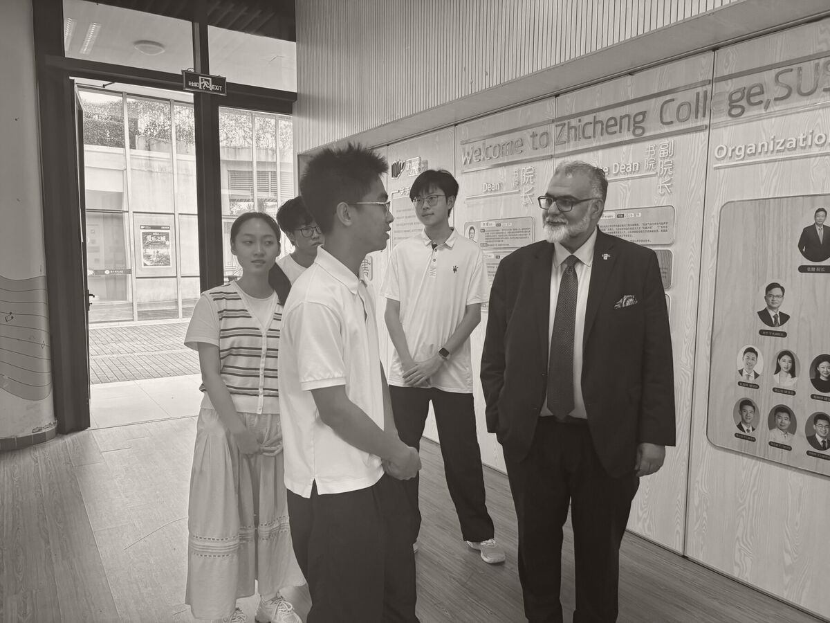 Tayyeb Shah talking with medical students of the SUSTech-King's College London School of Medicine at SUSTech in Shenzhen